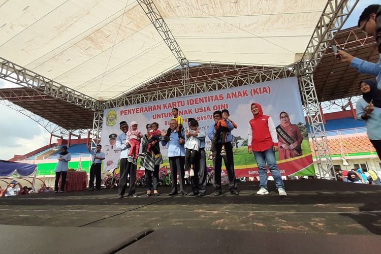Bupati Bantul Suharsono Memanggul Anak Saat Pemecahan Rekor Pemberian KIA di Stadion Sultan Agung, Bantul Selasa (15/10/2019)