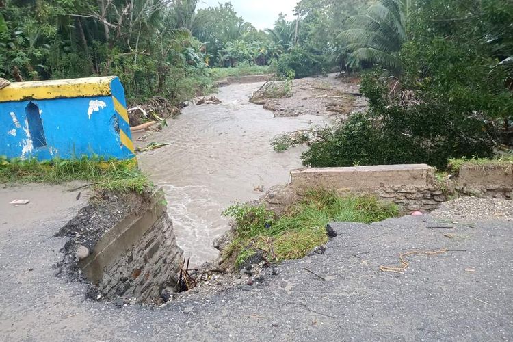 Sebuah jembatan di dusun Air Buaya, Desa Kairatu kabupaten Seram Bagian Barat, Maluku jebol akibat hujan deras di wilayah itu, Minggu (31/7/2022)