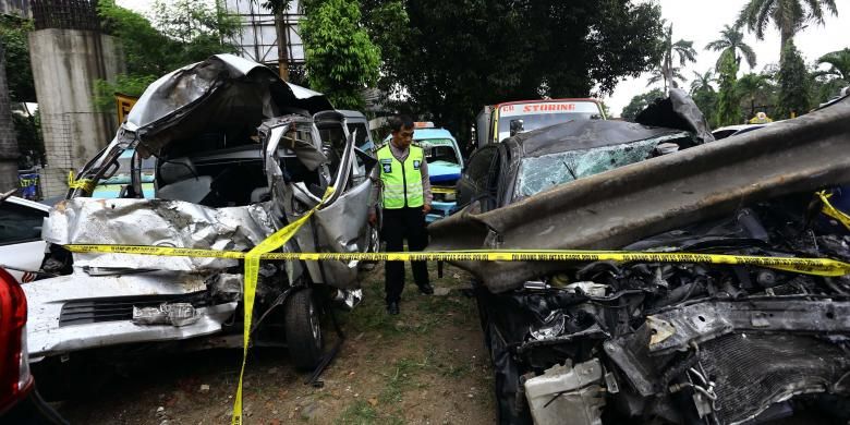 Mobil Gran Max yang mengalami kecelakaan dengan Mobil Lancer di Tol Jagorawi KM 8, terparkir di Kantor Satuan Wilayah Lalu Lintas (Satwil Lantas) Polres Metro Jakarta Timur di Kebon Nanas, Minggu (8/9/2013). 