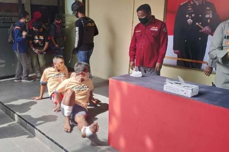 Juwanto (belakang) dan Alim, dua pelaku curanmor di Kabupaten Tuban yang lumpuh akibat ditembak kakinya oleh Satreskrim Polres Tuban, Jumat (15/5/2020). 
