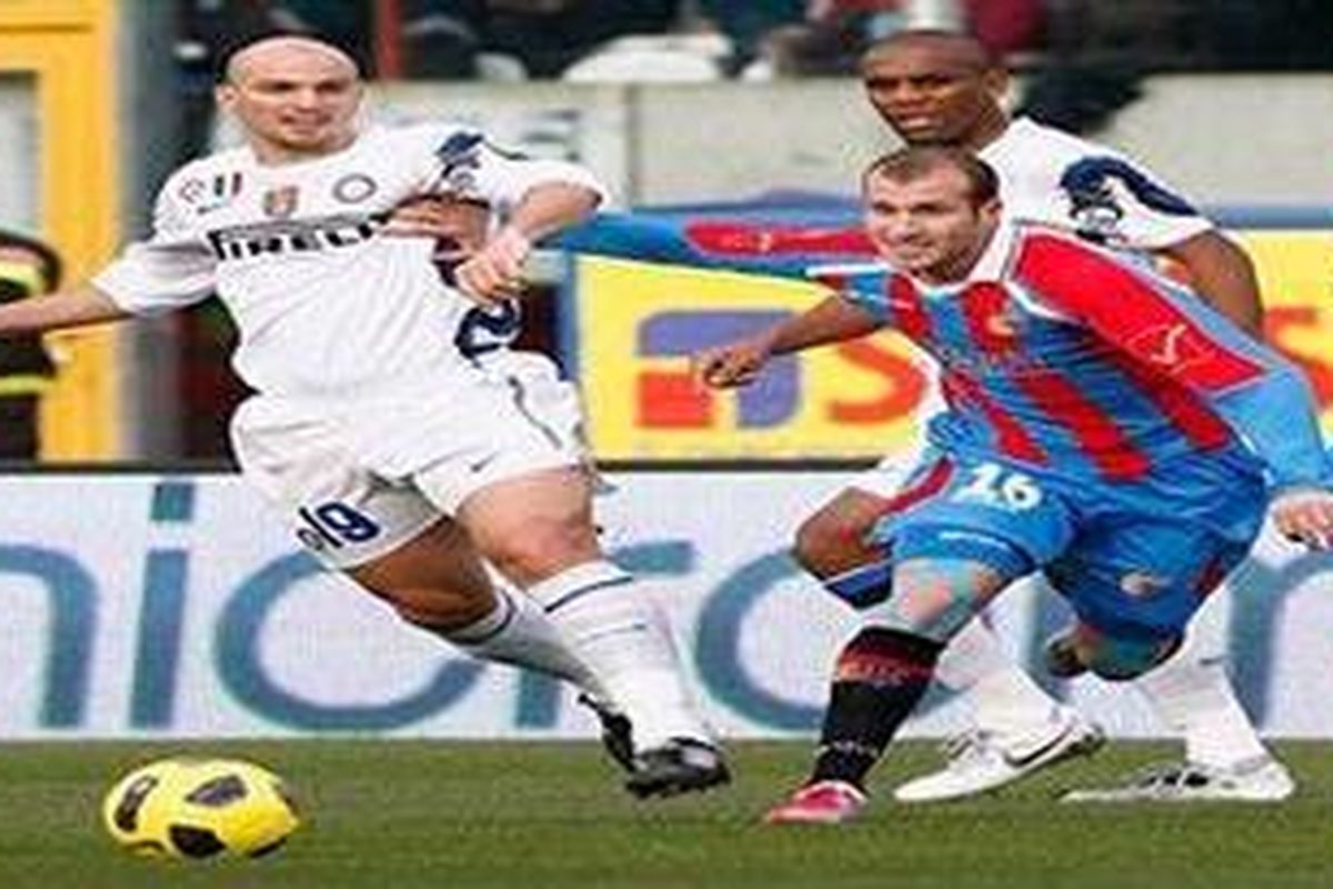 Esteban Cambiasso menjadi pahlawan kemenangan Inter Milan melawan Catania, Minggu (9/1/2011).