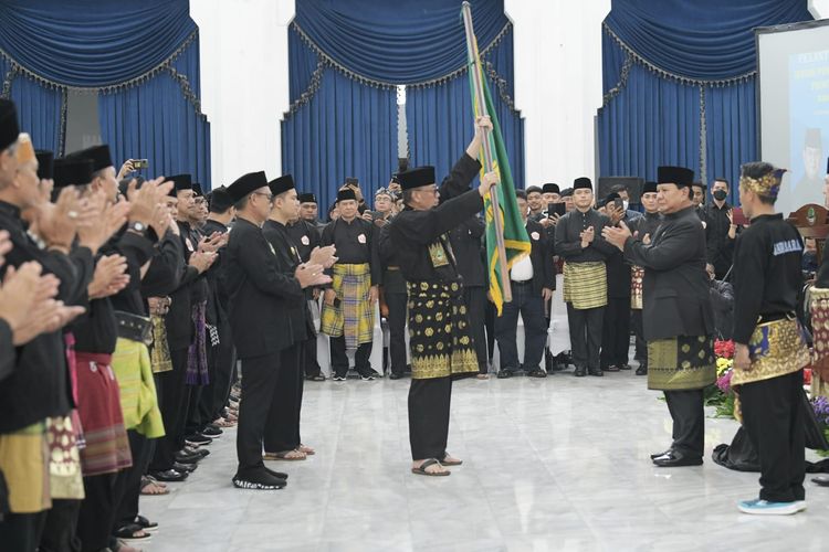 Menteri Pertahanan Prabowo Subianto saat melantik dan mengukuhkan pengurus Ikatan Pencak Silat Indonesia (IPSI) Jawa Barat di Gedung Sate, Kota Bandung, Jawa Barat, Senin (12/9/2022). 