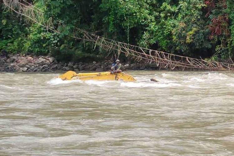 Tampak sebuah jembatan gantung yang melintas di atas Sungai Digul, terputus dan menyebabkan 3 Polisi dan 1 TNI hanyut di sungai tersebut, Pegunungan Bintang, Papua Pegunungan, Sabtu (28/1/2023)