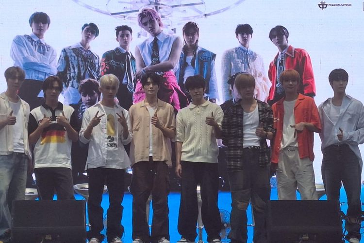 NCT 127 di acara 'Fact Check Face To Face Album Sign Event in Jakarta' di Beach City International Stadium, Jakarta Utara, Jumat (8/12/2023). 