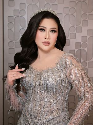 Boiyen tampil menawan di momen akad dan resepsi. Perpaduan adat Sunda dan glam modern membuat penampilannya mencuri perhatian di hari bahagianya.