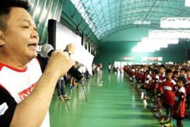 Lius Pongoh membuka Audisi Umum Djarum Beasiswa Bulu Tangkis 2015 di GOR Djarum, Jati, Kudus.