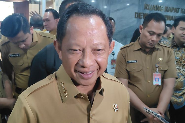 Menteri Dalam Negeri Tito Karnavian ditemui di Kompleks Parlemen Senayan, Jakarta, Senin (10/6/2024).