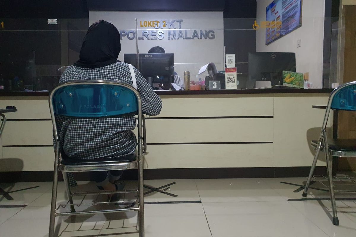 Salah satu atlet cabang olahraga beladiri, ES yang diduga menjadi korban pelecehan seksual yang dilakukan oleh oknum pelatihnya melaporkan peristiwa yang dialami ke Mapolres Malang.