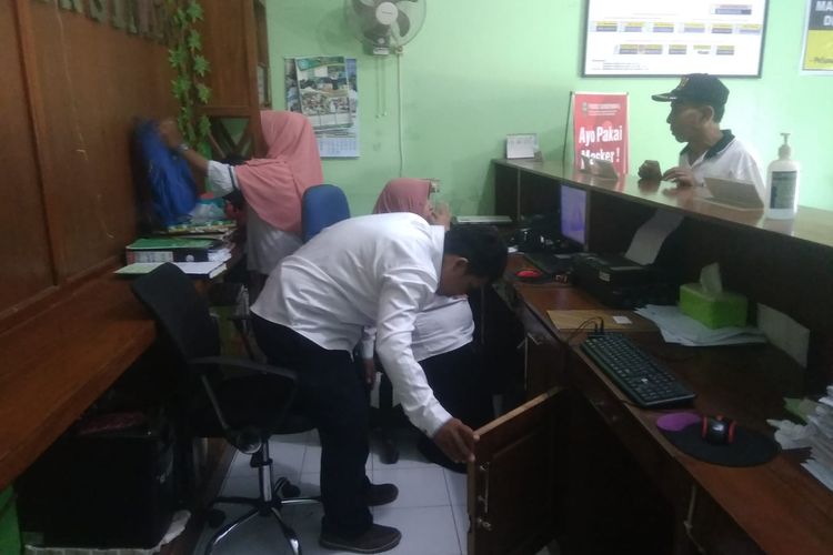 Foto:Kondisi lemari di ruangan pelayanan Balai Desa Sumberwaru Kecamatan Banyuputih yang dirusak maling.