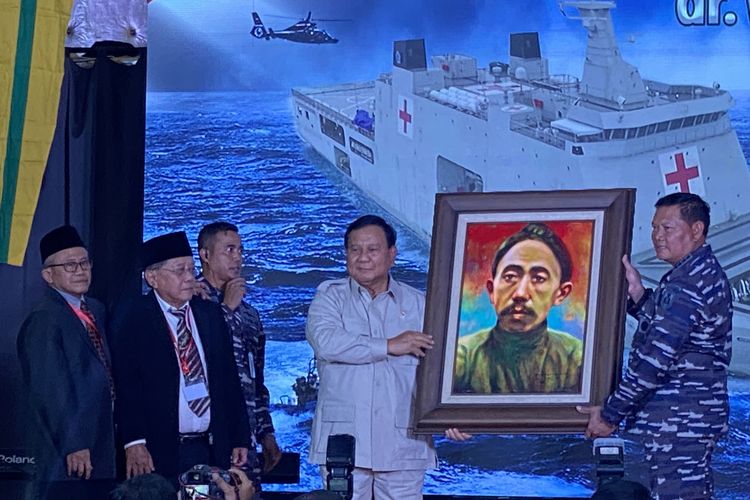 Menteri Pertahanan Prabowo Subianto dan Kepala Staf Angkatan Laut (KSAL) Laksamana Yudo Margono menerima lukisan dari ahli waris Wahidin Sudirohusodo, Wargono Sunarko dan Joko Waskito.