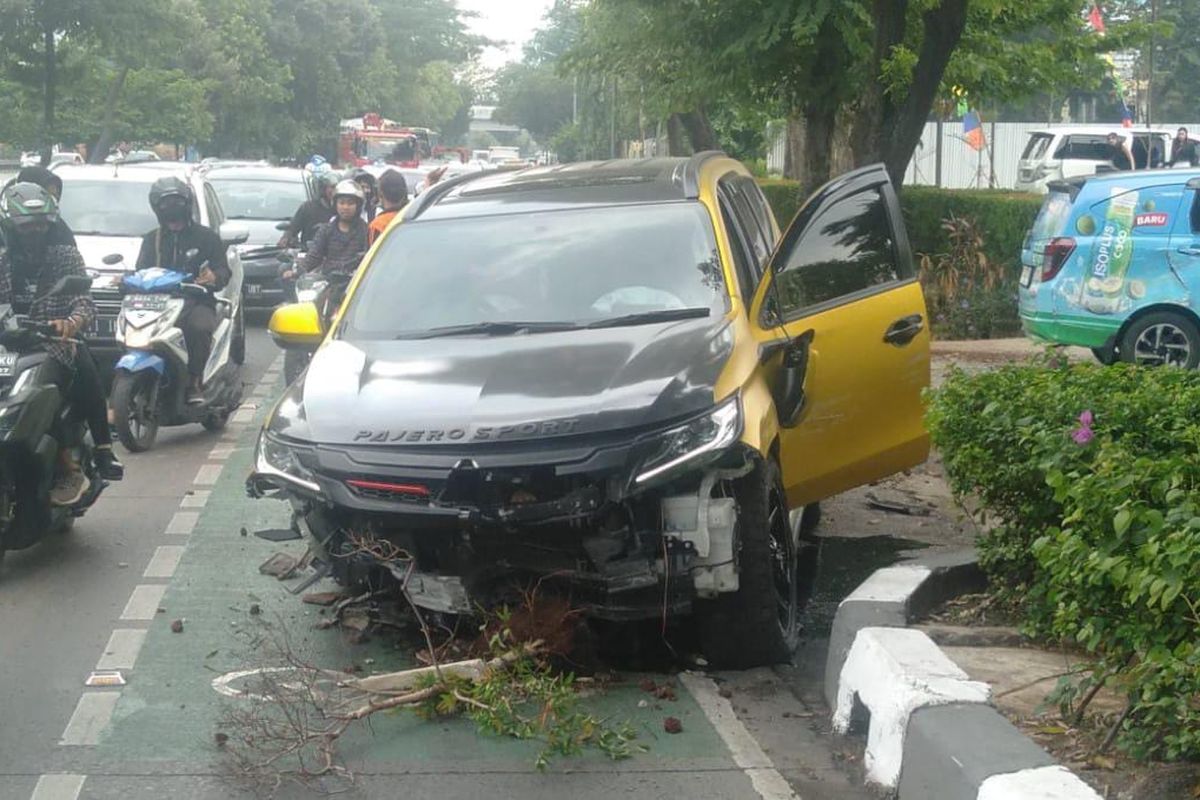 Mobil Pajero yang hancur akibat kecelakaan di Jalan S Parman, Jakarta Barat, Minggu (27/8/2023).