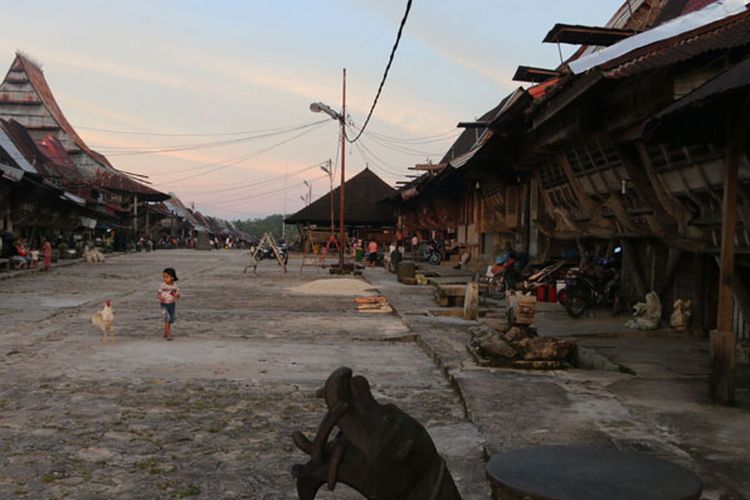 Tradisi lompat batu di Pulau Nias, Sumatera Utara, yang dalam bahasa daerah disebut Hombo Batu atau Fahombo.