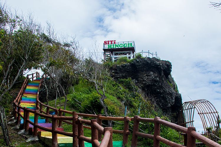 Jalur anak tangga menuju Siti Hinggil di Tanjung Papuma Jember.