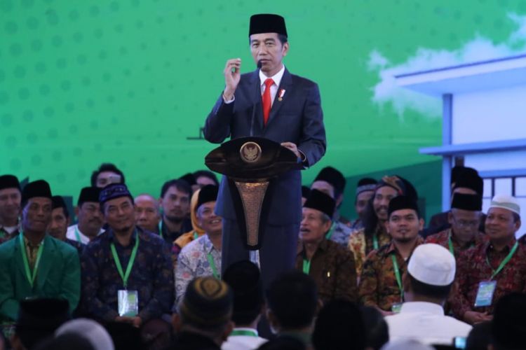 Presiden  Joko Widodo memberikan sambutan dalam acara penandatanganan kerja sama antara Kementerian Ketenagakerjaan dengan pondok pesantren penerima bantuan BLK Komunitas untuk pesantren di Jakarta Rabu (20/2/2019).
