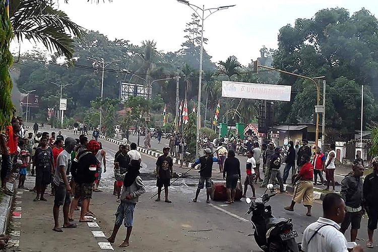 Warga pengunjuk rasa turun ke jalan dan berhadapan dengan aparat keamanan di Manokwari, Papua, Senin (19/8/2019). Aksi yang diwarnai kericuhan itu terjadi menyusul protes penangkapan mahasiswa Papua di sejumlah wilayah di Jawa Timur.