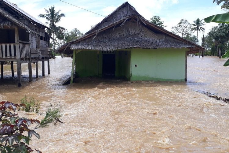 Rumah warga di Desa Pompengan Tengah, Kecamatan Lamasi Timur, Kabupaten Luwu, terendam banjir setelah Sungai Lamasi meluap akibat tiga titik tanggul jebol, Jumat (11/09/2020)