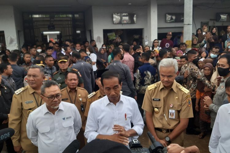 Presiden Jokowi didampingi Mendag Zulkifli Hasan dan Gubernur Jawa Tengah Ganjar Pranowo di Pasar Cepogo, Boyolali, Jawa Tengah, Senin (10/4/2023).
