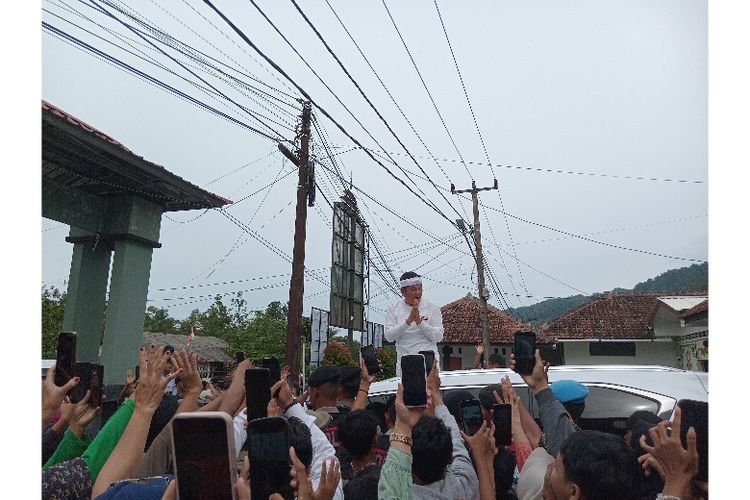 Gubernur Jawa Barat Dedi Mulyadi menyapa warga setibanya di Desa Sukahurip, Kecamatan Pamarican, Kabupaten Ciamis, Rabu (25/2/2026), sebelum menyerahkan bantuan untuk korban banjir 