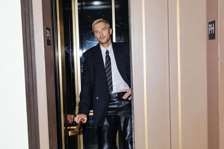 Nicholas Hoult tampil keren di premiere Superman dengan rambut pirang, celana kulit, hingga aksesori mewah. Gaya barunya sukses mencuri perhatian.