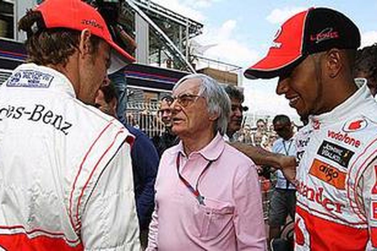 Bernie (tengah)menyarankan kepada Hamilton (kanan) untuk lebih dekat dengan ayahnya