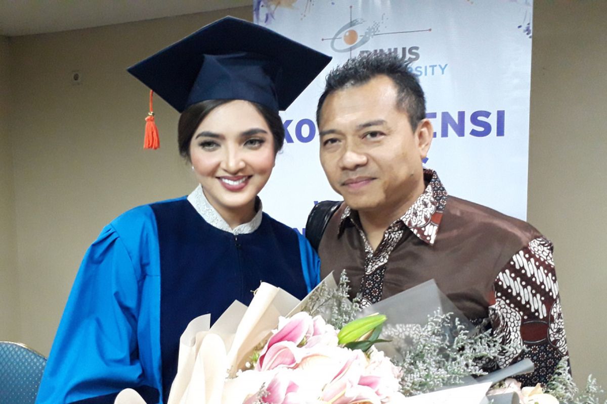 Ashanty bersama suaminya, Anang Hermansyah, ditemui usai wisuda di Plenary Hall, Jakarta Convention Center, Senayan, Jakarta Pusat, Rabu (1/8/2018). 