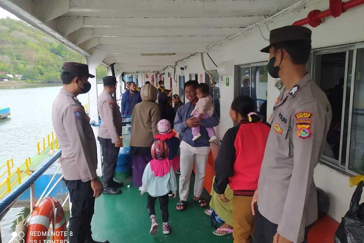 Proses pemeriksaan penumpang di Pelabuhan Lembar, atau patroli atas kapal tim personil gabungan dalam pengamanan KTT G20