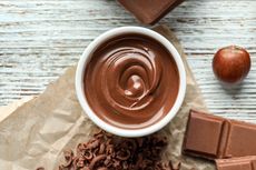 Cara Bikin Saus Cokelat Glossy untuk Puding atau Dessert 