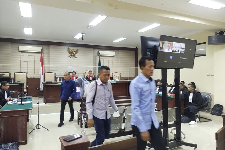 Sekdakab Bangkalan Taufan Zairinsyah, Roesli Suharjono, Erwin Yosoefi serta Nunuk Kristiani saat usai diperiksa menjadi saksi dalam agenda persidangan kasus jual beli jabatan di Pengadilan Tipikor Surabaya, Selasa (9/5/2023)
