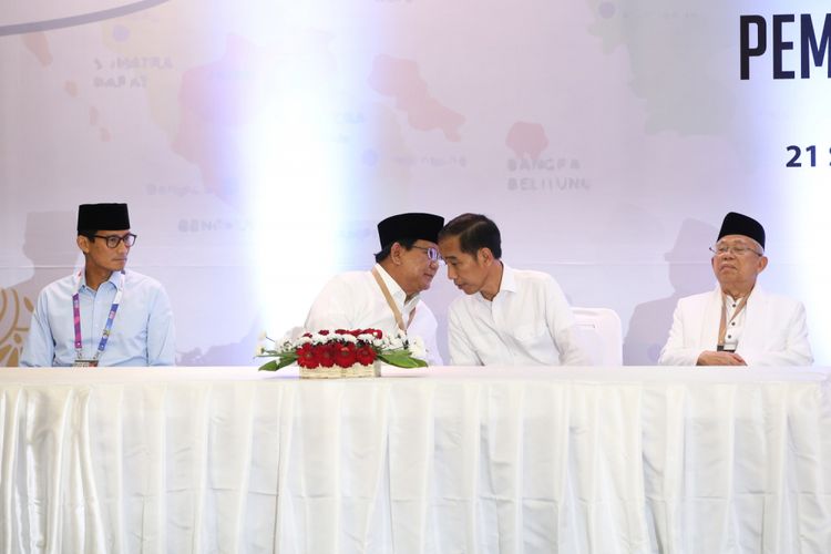 Dua pasangan calon presiden dan wakil presiden Prabowo Subianto-Sandiaga Uno dan Joko Widodo-Maruf Amin saat acara pengambilan nomor urut di Kantor Komisi Pemilihan Umum, Jakarta, Jumat (21/9/2018).