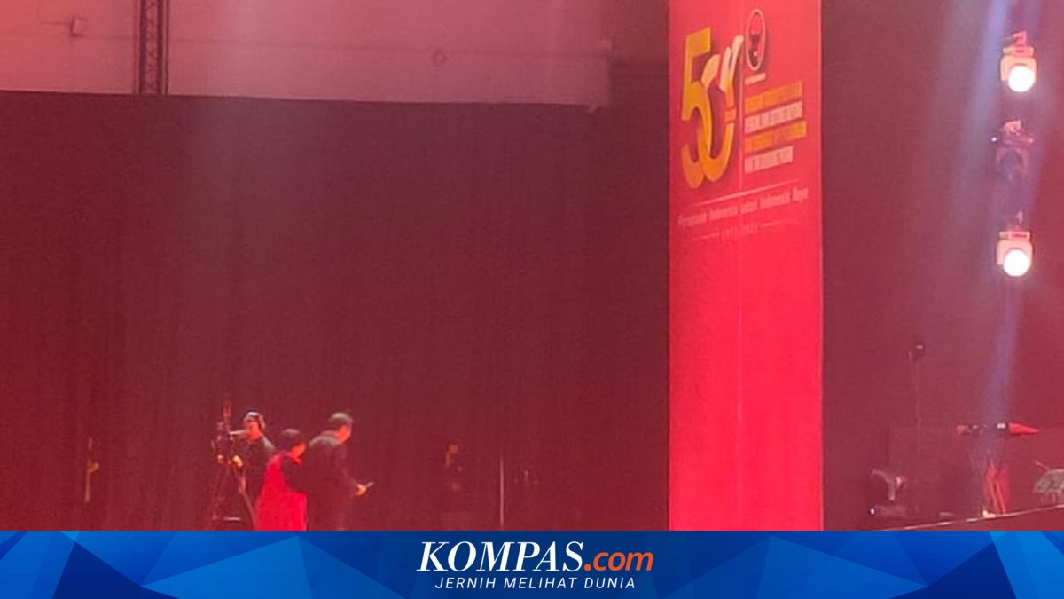 Prananda Prabowo Gandeng Megawati Naik Podium Pidato HUT Ke-50 PDI-P