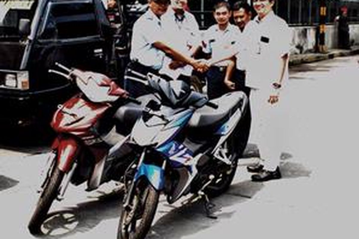 Penyerahan sumbangan dari AHMI berupa unit sepeda motor