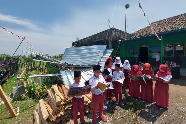 Sekolah di Bandung Barat porak-poranda diterjang angin puting beliung, Senin (15/8/2022).