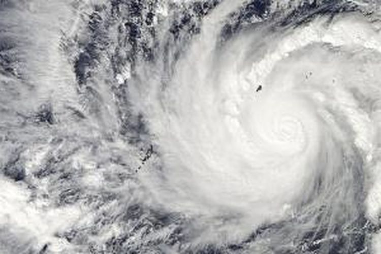 Citra satelit topan Hagupit yang sedang menuju Filipina dan diprakirakan melanda negara itu Sabtu (6/12/2014) malam
