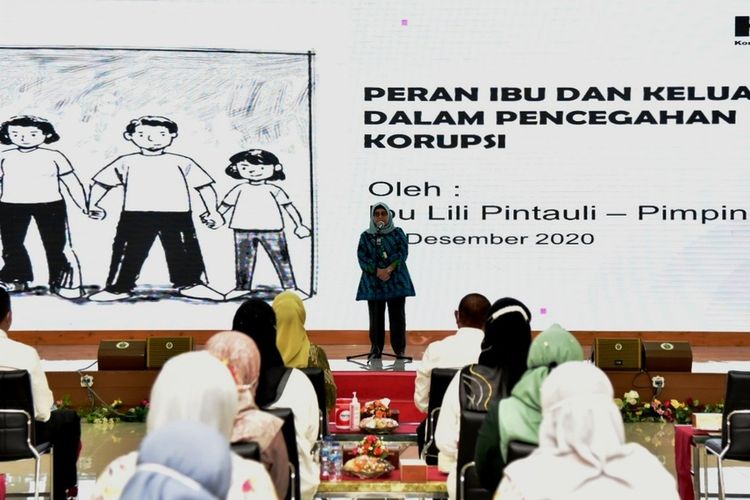 Wakil Ketua KPK Lili Pintauli Siregar menyampaikan pentingnya peran ibu dan keluarga dalam pencegahan korupsi di Aula Tengku Rizal Nurdin, Rabu (3/2/2021)