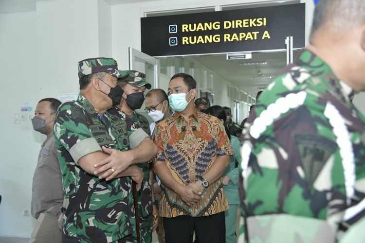 Wali Kota Semarang, Hendrar Prihadi saat menjenguk keluarga korban di RSUP Kariadi. Senin (25/7/2022)