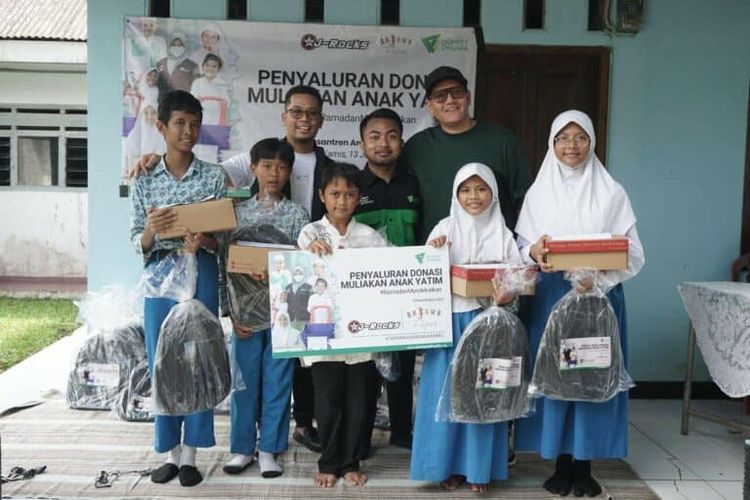 Kolaborasi band J-Rocks, Kopi Bajawa Flores, dan Dompet Dhuafa selama Ramadhan 1445 H hadirkan Kado Yatim untuk 30 anak yatim di Ponpes Arrahmaniyah, Tajurhalang, Bogor, Jawa Barat, pekan lalu.