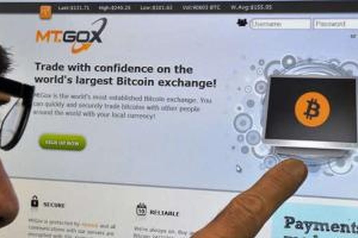 Pengguna mengakses situs web Mt. Gox, bursa bitcoin terbesar di dunia