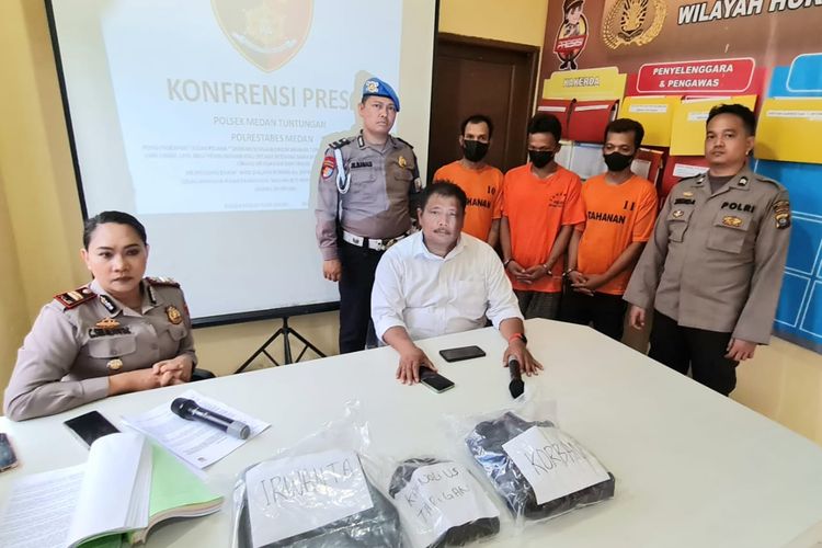 Polisi memaparkan kasus 3 penjaga pasar yang membunuh pemuda bernama Syafril Ginting di Kecamatan Medan Tuntungan, Minggu (28/4/2024) 