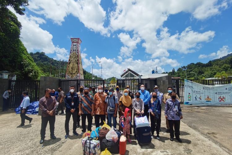 Konsulat Jenderal Republik Indonesia (KJRI) Kuching, Malaysia memulangkan sejumlah pekerja migran Indonesia yang bermasalah, satu di antaranya EP (18), warga Kabupaten Sambas, yang menjadi korban perdagangan orang dengan modus dinikahi.