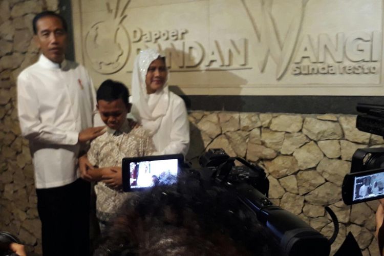 Presiden Jokowi dan Ibu Negara Iriana bertemu Gultom James leonard (13), di Bandung, Sabtu (19/1/2019).