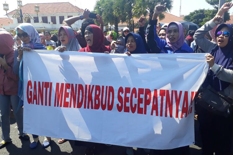 Aksi protes PPDB sistem zonasi oleh wali murid di Surabaya, Rabu (19/6/2019)
