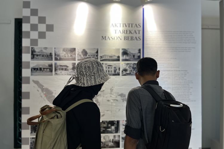 Pameran Jejak Memori “Hikayat Tarekat Mason Bebas di Indonesia” di Museum Taman Prasasti Jakarta, Rabu (1/11/2023).