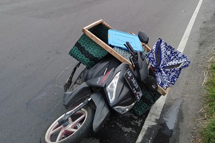 Kendaraan sepeda motor yang terlibat kecelakaan di Jalan Parangtritis, Bantul. Kamis (14/3/2024)