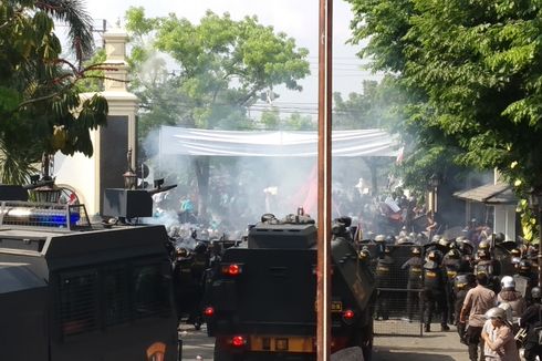 Polisi Bubarkan Demo Mahasiswa dengan Tembakan Gas Air Mata