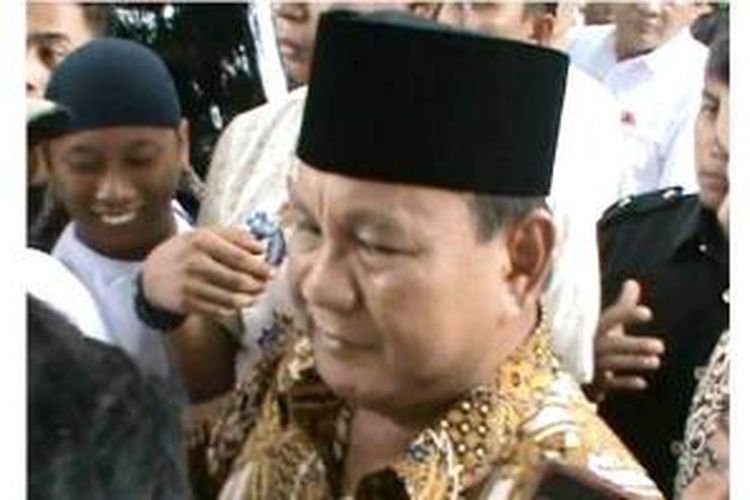 Capres Prabowo Subianto sedang berdoa di makam mantan Presiden Soeharto di Astana Giribangun, Karanganyar, Jawa Tengah, Minggu (8/6/2014).