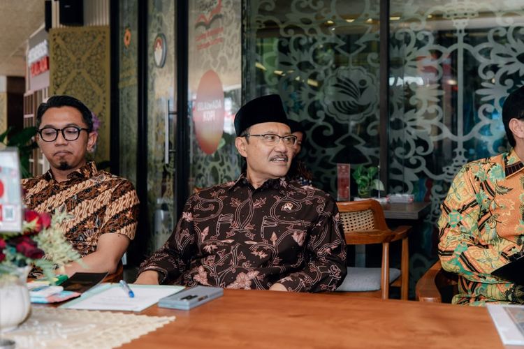 Kemensos Dirikan Dapur Umum, Toilet dan Instalasi Listrik Pengungsian di Sikka NTT
