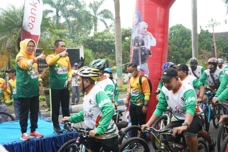 Bupati Lumajang Thoriqul Haq dan Wakil Bupati Lumajang Indah Amperawati saat memberangkatkan peserta fun bike di Stadion Mahameru Lumajang, Minggu (20/3/2022)