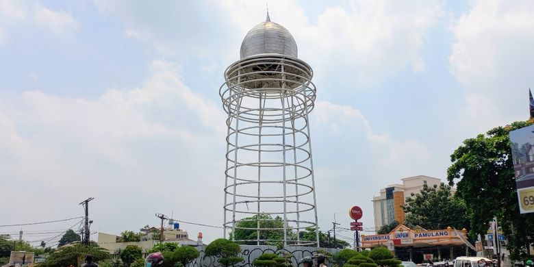 Kondisi Tugu Pamulang di Jalan Siliwangi, Pamulang, Tangerang Selatan, yang dinilai lebih menyerupai toren air, Selasa (21/9/2021).