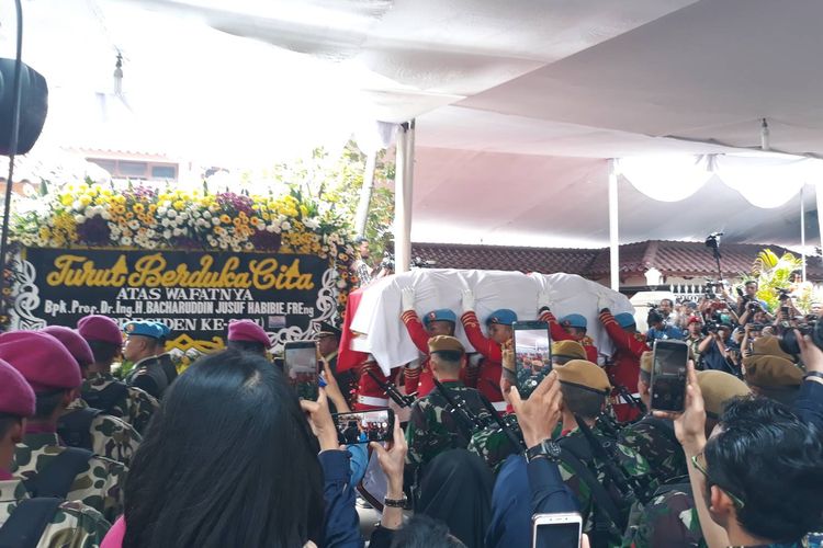 Upacara penyerahan jenazah almarhum Bacharuddin Jusuf Habibie dari keluarga ke negara, Kamis (12/9/2019).