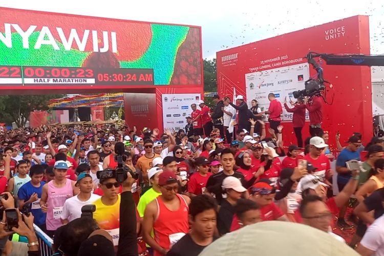 Borobudur Marathon 2023 diikuti sekitar 10.456 orang yang terbagi ke dalam tiga kategori, yakni 10K, half marathon, dan marathon. 